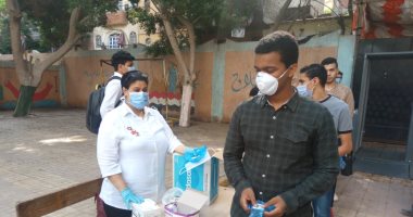 تباعد بين طلاب الثانوية العامة أثناء دخول لجنة امتحان الديناميكا.. صور