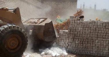 مراكز المنيا تزيل 19 حالة تعد بالبناء العشوائى والمخالف للقانون