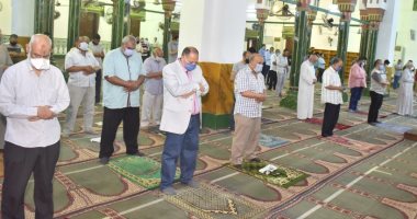 محافظ أسيوط يؤدى صلاة العشاء بمسجد ناصر ويطمئن على تطبيق الإجراءات الاحترازية
