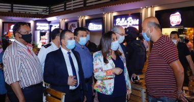 محافظ دمياط تفاجئ عدد من المقاهى والمطاعم لمتابعة الالتزام بتطبيق الإجراءات