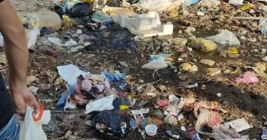 سيبها علينا.. شكوى من انتشار القمامة بمنطقة قراقص بالبحيرة