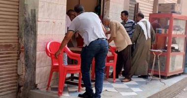 غلق مقهى لتقديم الشيشة بالمخالفة للتعليمات فى بلبيس بالشرقية.. صور