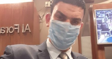 بالكمامة.. "مصطفى" يشارك بصورته وقت العمل ملتزما بالإجراءات الوقائية