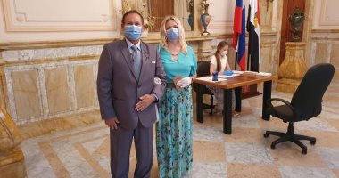 صور.. روسية زوجة قاضى مصرى تبدى أول صوت فى الاستفتاء على تعديلات دستور روسيا