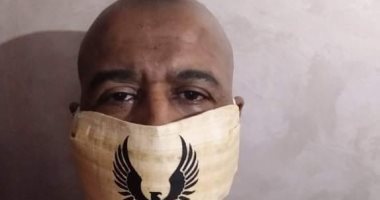 صور.. مرشد سياحى يصنع كمامات من نبات البردى برسومات فرعونية لدعم السياحة
