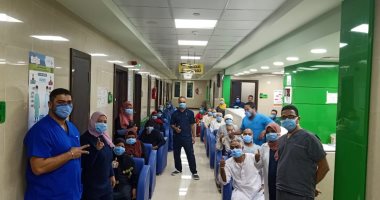 صور.. خروج 18 حالة شفاء من كورونا بينهم طبيب بمستشفى اسنا بالأقصر