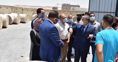 محافظ المنيا يتفقد أول مصنع لصناعة خام الورق على مستوى الصعيد.. صور