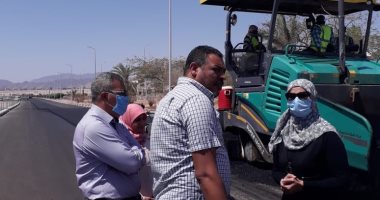 رئيس مدينة سفاجا تتفقد أعمال الرصف وتشدد على الإجراءات الوقائية للعمال