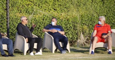 فرج عامر يدعم لاعبى سموحة فى التدريبات استعدادا لعودة الدورى.. صور