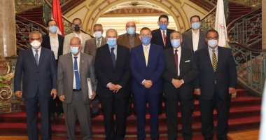 بحضور محلب والعقدة مجلس حكماء جامعة عين شمس يناقش استثمار أرض الجامعة بالعبور
