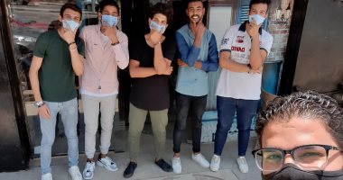 صورتك بالكمامة.. شباب يلتزمون بالإجراءات الوقائية بأحد كافيهات القاهرة