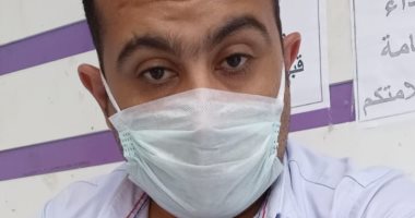 مواطن إسكندارنى يشارك صورته بالكمامة فى العمل والتزامه بالإجراءات الوقائية