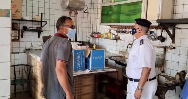 توقيع أصحاب المقاهى على تعهد باتباع الإجراءت الوقائية بعد غلق مقهى بالشرقية