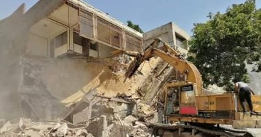 محافظة القاهرة تزيل مبنى تعدى على حرم سور مجرى العيون.. صور