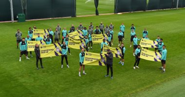 محمد صلاح ونجوم ليفربول يحتفلون بالدوري الإنجليزي خلال التدريبات