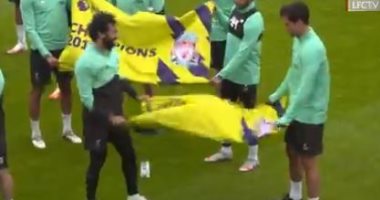 من يضحك أخيرا يضحك كثيرا.. لاعبو ليفربول يحتفلون بالبريميرليج أثناء التدريبات.. فيديو