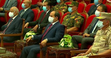 السيسى يشاهد فيلما تسجيليا بعنوان "نقلة حضارية" قبل افتتاح مطارى سفنكس والعاصمة