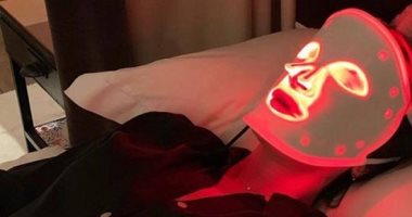 ماسك بينور بالـ LED.. آخر تقاليع نجمات العالم فى العناية بالبشرة