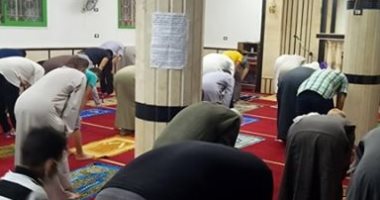 أهالى ناهيا يعقمون مسجد "الهجرة" ويصلون فيه ملتزمين بالاجراءات الوقائية