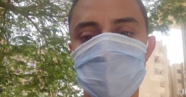 كمامتك حمايتك.. "يوسف " يشارك بصورته خلال عمله ملتزما بالإجراءات الوقائية