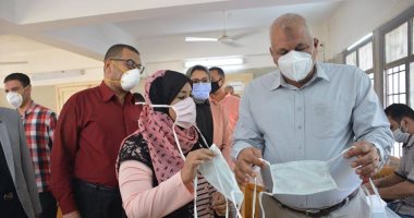 محافظ الوادى الجديد يتفقد خط إنتاج الكمامات الطبية بالخارجة (صور )
