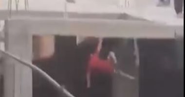 لحظة سقوط طفل من سطح عقار خلال اللهو بطائرة ورقية.. فيديو متداول 