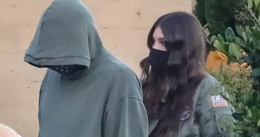 ليوناردو دي كابريو يخفي ملامحه تماما ليتجنب "المصورين"..  ويفشل
