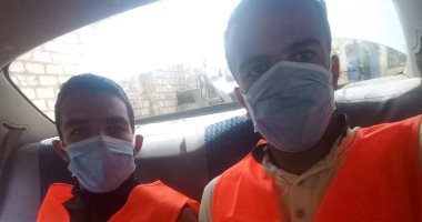 "أحمد" من أسيوط يشارك صورته بالكمامة التزاما بالإجراءات الوقائية مع صديقه