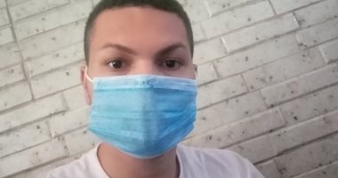 "يوسف" من سوهاج يشارك صورته بالكمامة التزاما بالإجراءات الوقائية