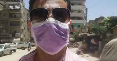 "عمرو" من المنصورة يشارك بصورته بالكمامة خلال عمله التزاما بالإجراءات الوقائية