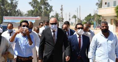 محافظ قنا يشيد بالأعمال الفنية لصاحب مبادرة الفن يحارب كورونا.. صور
