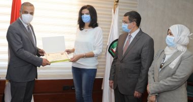 صور.. محافظ سوهاج يكرم 16 من العاملين بالقطاع الطبى