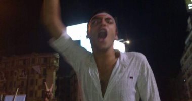 صورتك فى 30 يونيو.. "وليد" محمولا على الأعناق بميدان التحرير يهتف فى حب مصر