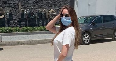 نيرمين الفقى تستعرض رشاقتها بالكمامة.. صور