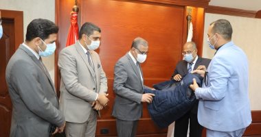 محافظ سوهاج يشهد توقيع بروتوكول بين مديرية القوى العاملة و"مياه الشرب"