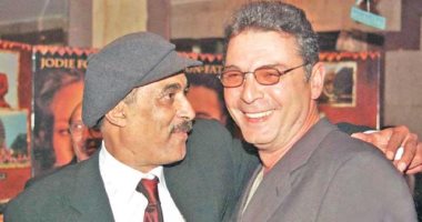 محمود حميدة يصف الراحل أحمد زكى فى صورة قديمة بـ"السند الأول"