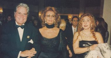 نادية الجندى تستعيد ذكرياتها فى مهرجان القاهرة السينمائى بصورة مع صوفيا لورين
