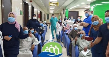 صور.. خروج 16 حالة جديدة من مستشفى إسنا للحجر بعد شفائهم من كورونا