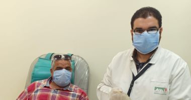 بالصور.. أحد المتبرعين ببلازما المتعافين من كورونا فى مركز إقليمى المنيا