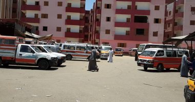 صور ..إزالة اللوحات الإعلانية الغير مرخصة وموقف عشوائى بمنفذ كوبرى إدفو