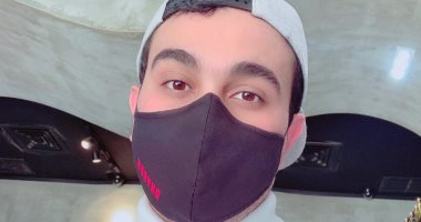 بالكمامة.. "عبد الله" يشارك بصورة خلال وقت العمل بالكويت ملتزما بالإجراءات الوقائية