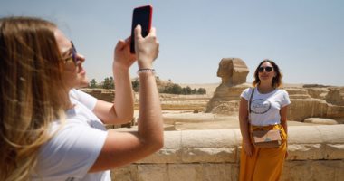 إقبال السائحين على الأهرامات بعد تخفيف إجراءات الحظر