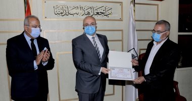 محافظ بنى سويف يكرم مدير التفتيش المالى والإدارى وإدارة الأزمات