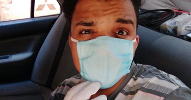 محمد يشارك بصورته من الأقصر بالكمامة خلال العمل التزاما بالإجراءات الوقائية