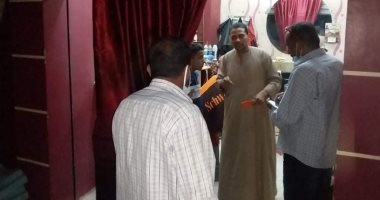 صور.. حملة لمتابعة تطبيق قرارات مجلس الوزراء بالمقاهى والمطاعم بمدينة إسنا