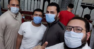 "محمد" يشارك بصورته واصحابه الالتزام بالكمامة في مسجد البناوى بالمحلة