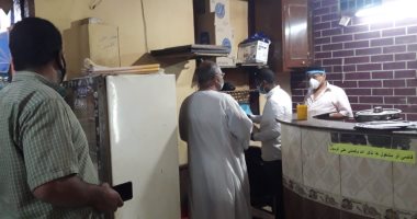 تحرير 14 محضر مخالفات نظافة وشهادات صحية بالمقاهى والمحلات غرب الأقصر.. صور