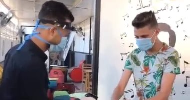 "محمد" يشارك صورته بالكمامة خلال عمله بأحد كافيهات محافظة الشرقية 