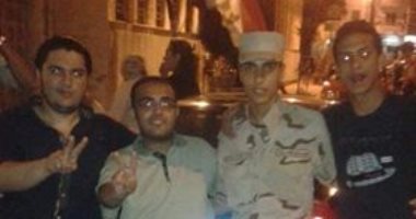 صورتك فى ثورة يونيو.. "محمد" يشارك بصورته فى ميدان سيدي جابر بالإسكندرية