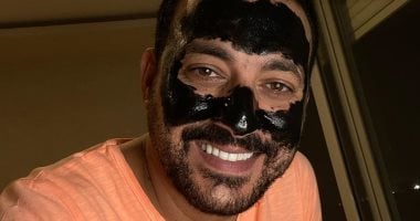لا مؤاخذة يا جماعة كنت بسفلت وشى.. محمد دياب فى صورة جديدة بـ"ماسك الوجه"